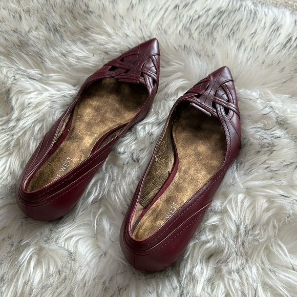 NINE WEST burgundy pointed-toed flats - Picture 1 of 10
